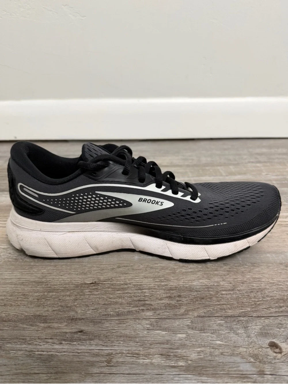 Brooks Trace 2 Men’s Running Shoe in Black & White-size 10